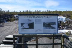Erinnerungstafel für den Wasserfall Harsprånget auf der Aussichtsplattform.