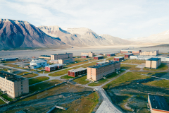 Pyramiden-auf-Spitzbergen-aus-der-Luft-13-URBANISTER