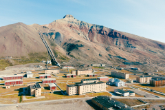 Pyramiden-auf-Spitzbergen-aus-der-Luft-16-URBANISTER