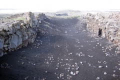 Reykjanes: Blick von der "Brücke zwischen den Kontinenten" in den Spalt.