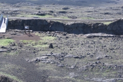 Reykjanes - woe die Platten auseinanderdriften. Links die Brücke zwischen den Kontinenten.
