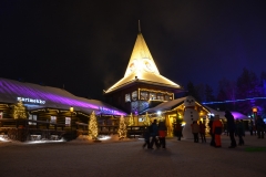 Plaza im Weihnachtsmann-Dorf.