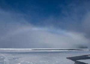 Nebelbogen in der Arktis. 
