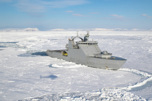 Küstenwachschiff im Eis vor Spitzbergen