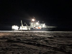 Schiff Kronprins Haakon nachts im Eis