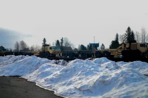 Militärfahrzeuge auf Zug, SChneehaufen