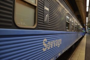 Blau-schwarzer Zug, Aufschrift Sovvagn