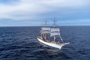 Großsegler , fotografiert aus der Luft, blaues Wasser und Himmel