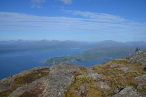 Fjord, blauer Himmel