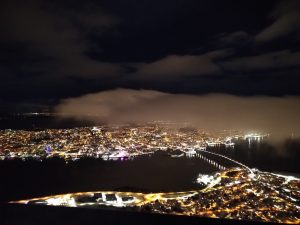 Nacht, Blick vom Berg, Lichter einer Stadt