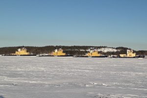 Vier Schiffe am Kai, Eisfläche