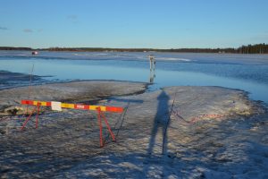Eis, Wasser, Sperrschild, blauer Himmel