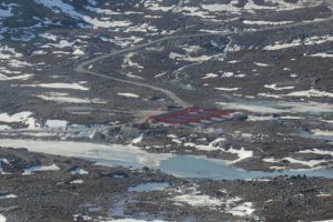Bergiges Gebiet mit Schneeresten, Gebäude