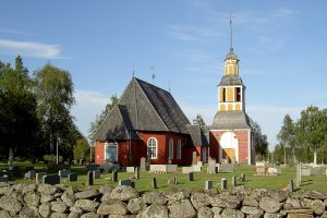 Kirche mit einzeln stehendem Glockenturm