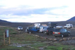 Autos auf Parkplatz im Hochland