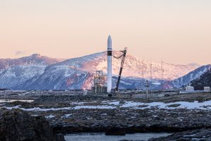 Rakete vor schneebedektem Berg