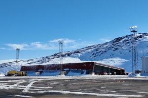 Gebäude vor schneebedecktem Berg
