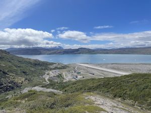 Blick von Hügel auf Ort und Fjord