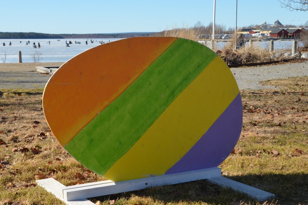 großes bemaltes Ei in trockenem Gras