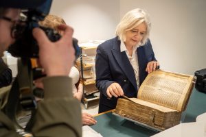 Frau blättert in altem Buch