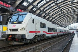 Weißer moderner Zug im Bahnhof