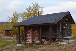 Hütte mit Holzstapel