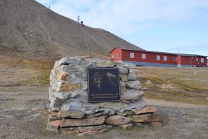 Metallplakette auf Felsen
