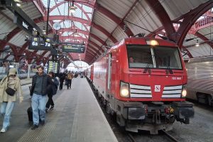 Rote Lok im Bahnhof
