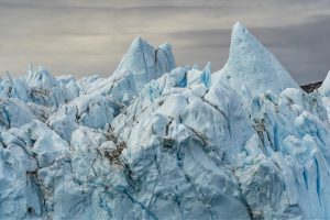 Spitz aufragendes Eis mit schwarzen Streifen
