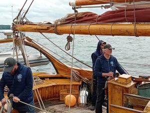 Personen auf einem Holzschiff