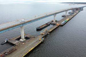 Brücke, daneben parallele Schwimmbrücke auf dem Wasser