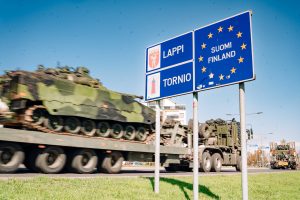 Panzer auf Tieflader, blaues Schild Suomi Finland und Tornio.
